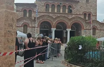Γιώργος Μαζωνάκης: Μαζεύεται το πλήθος για τη λαϊκή αγρυπνία στον ιερό ναό Αγίας Τριάδας στη Νίκαια - Δείτε βίντεο