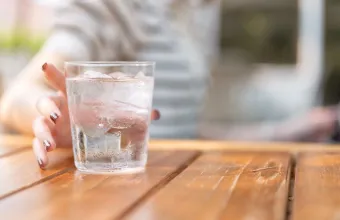 Γιατί πρέπει να πίνεις δροσερό, και όχι παγωμένο νερό, σύμφωνα με τους ειδικούς