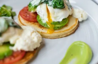 Pancakes με αυγό ποσέ, αβοκάντο, ντομάτα και σπανάκι
