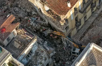 Γυναίκα εντοπίστηκε χωρίς τις αισθήσεις της κάτω από τα χαλάσματα στην Πλάκα - Σε εξέλιξη η ολονύχτια επιχείρηση για τον εντοπισμό των αγνοουμένων