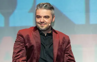 Πέτρος Πολυχρονίδης: Μεγάλωσε στην ίδια πολυκατοικία με τον Μαζωνάκη. Οι άγνωστες ιστορίες που μοιράστηκε