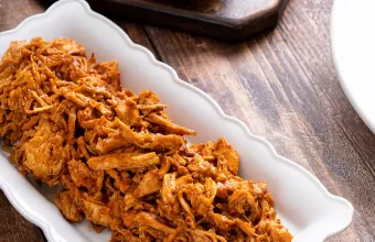 Pulled chicken με σάλτσα BBQ