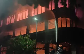 Μεγάλη πυρκαγιά σε κτίριο με καταστήματα στον Πειραιά, καίγεται ολοσχερώς - Δείτε βίντεο