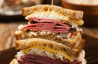Reuben sandwich: Το θρυλικό deli sandwich με corned beef και λιωμένο τυρί