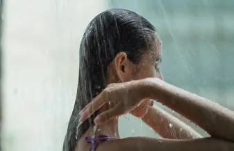 «Reverse Washing»: Αυτή η τεχνική λουσίματος υπόσχεται να χαρίσει ξανά όγκο στα λεπτά μαλλιά