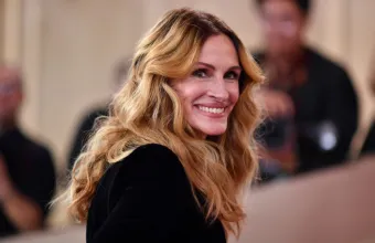 Η Julia Roberts υιοθετεί το μελί ξανθό, το πιο νεανικό χρώμα του φθινοπώρου