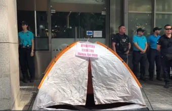 Φοιτητές άνοιξαν σκηνές έξω από το υπουργείο Οικονομικών - Διαμαρτυρία για ενοίκια και εστίες (βίντεο)