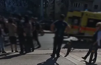 Μηχανή παρέσυρε ζευγάρι με το παιδί του στην Αλεξάνδρας - Τέσσερις τραυματίες