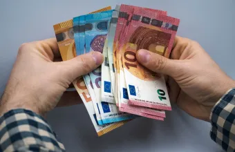 Σήμερα… πληρώνει: Ποιοι θα δουν το απόγευμα χρήματα στην τράπεζα