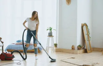 Σκουπίζεις ή ξεσκονίζεις πρώτα; Η λεπτομέρεια που μπορεί να σου γλιτώσει διπλή δουλειά