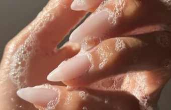 Τα Soap Pedicures είναι η τάση στα νύχια που κάνει τα πόδια να δείχνουν πολυτελή