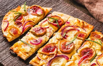 Tarte flambée με σύκα, κατσικίσιο τυρί και κρεμμύδια