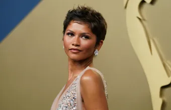 Αγαπημένο από τις celebrities, η κόκκινη σκιά είναι το trick που φωτίζει το βλέμμα
