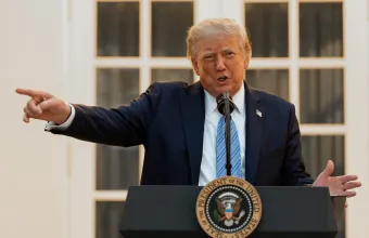 «Πόλεμος» Τραμπ με τα ΜΜΕ: Απαγορεύει CNN, MS NOW και Politico από τον Λευκό Οίκο