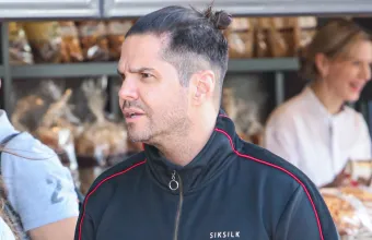 Γιώργος Τσαλίκης: Πήγε να αφήσει 2 λουλούδια στον Μαζωνάκη, τον τράβηξαν βίντεο και τον σκυλόβρισαν