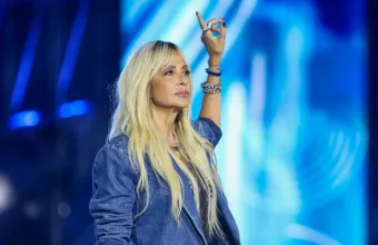 Άννα Βίσση: Με σπασμένη φωνή τραγούδησε το Ανήκω σε μένα και έκλεισε στέλνοντας ένα φιλί στον ουρανό