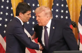 Ασφυκτική πίεση Τραμπ στη Fed: Ζητά από τον Γουόρς χαμηλότερα επιτόκια ενώ ενισχύονται οι πληθωριστικές πιέσεις