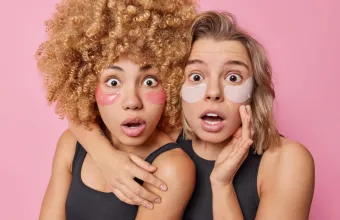 Wrinkle patches: Το TikTok ανακάλυψε το beauty trend που υπάρχει… από το 1889