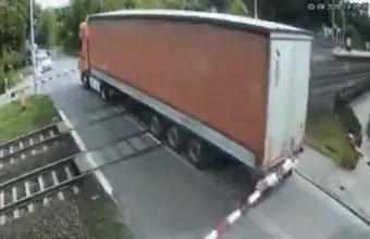 Πολωνία: Νταλίκα παγιδεύτηκε σε ράγες και παρασύρθηκε από τρένο - Βίντεο από την τρομακτική στιγμή της σύγκρουσης