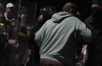 Βρετανία: Η κυβέρνηση καταδικάζει τη διαδήλωση στο Πόρτσμουθ κατά μεταναστών - Έντονες αντιδράσεις