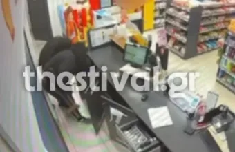 Θεσσαλονίκη: Καρέ- καρέ η ληστεία με λοστό και τσεκούρι σε βενζινάδικο