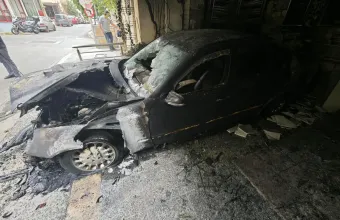 Εμπρηστική επίθεση στου Ζωγράφου: Έκαψαν ολοσχερώς αυτοκίνητο αντιδημάρχου - Δείτε βίντεο