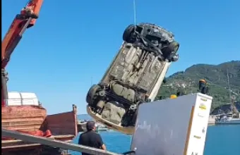 Σκόπελος: Ο άνεμος «σήκωσε» αυτοκίνητο και το έριξε στη θάλασσα (PIC+VID)