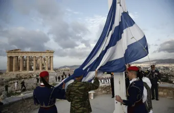 82 χρόνια από την Απελευθέρωση της Αθήνας: Με λαμπρότητα η τελετή έπαρσης της σημαίας στην Ακρόπολη