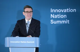 Βρετανία: Ο Μπέρναμ ανοίγει τη συζήτηση για επιστροφή στην ΕΕ – «Παράλειψη καθήκοντος» η διατήρηση του σημερινού καθεστώτος