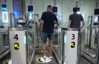 Χωρίς διαβατήριο στα e-gates των βρετανικών αεροδρομίων από το 2027