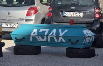 Προκλητικές εικόνες στο Σπλιτ: Οπαδοί της Χάιντουκ με φέρετρο και ναζιστικά συνθήματα κατά του Άγιαξ - Δείτε βίντεο