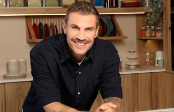 «Kitchen Lab» με τον Άκη Πετρετζίκη: Νέα επεισόδια γεμάτα αρώματα Ελλάδας, γνώριμες γεύσεις & δημιουργικές πινελιές