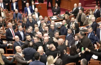 Αλβανία: Άγριο ξύλο στη Βουλή μεταξύ βουλευτών – Μήνυμα Μερτς κατά της βίας και της πόλωσης