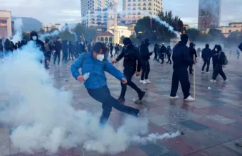 Νέα επεισόαδια στην Αλβανία: Φοιτητές πέταξαν πέτρες και έκαψαν τις «καρέκλες του διαλόγου»