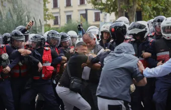 Αλβανοί φοιτητές διαδηλώνουν για την εκπαίδευση και την απασχόληση – Συγκρούσεις με την αστυνομία (Βίντεο)