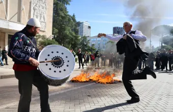 Τίρανα: Διαδηλωτές του Δημοκρατικού Κόμματος καίνε τα καθίσματα διαλόγου ως απάντηση στο κάλεσμα του Ράμα