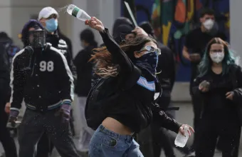 Νέα αιματηρά επεισόδια τη Δευτέρα στην Αλβανία - Εκατοντάδες οι τραυματίες στις διαδηλώσεις