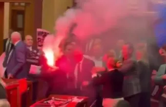 Καπνογόνα στη Βουλή της Αλβανίας