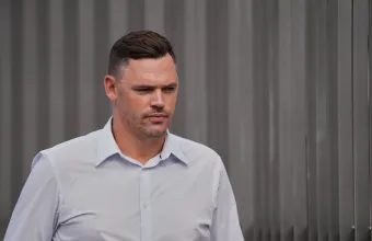 Κύπρος: Πρόστιμο 3.000 ευρώ σε Βρετανό -Έβαλε τον δίχρονο γιο του στο παράθυρο για να δει τη θέα και το παιδί έπεσε