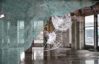 Γαλλία: «Πτώση» 1,58% το χρηματιστήριο του Παρισιού μετά τα επεισόδια - Στο 4,89% το επιτόκιο δανεισμού