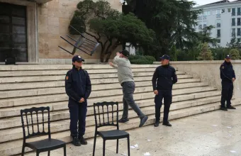 Για 10η ημέρα συνεχίζονται οι κινητοποιήσεις έξω από το κοινοβούλιο στα Τίρανα - Έκκληση για διάλογο απευθύνει ο Ράμα