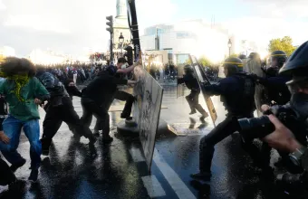 Στο μικροσκόπιο η γαλλική αστυνομία, καθώς αυξάνονται οι τραυματισμοί στις μαθητικές διαδηλώσεις