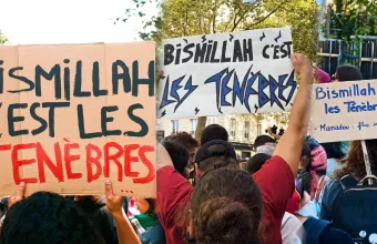 «Bismillah, c’est les ténèbres»: Πώς ένα αποτυχημένο μήνυμα αστυνομικής διείσδυσης έγινε το σύνθημα της γαλλικής νεολαίας