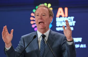Πρόεδρος Microsoft: Αυστηρότεροι κανονισμοί στο… γάλα από την AI – Χρειάζεται «φρένο ανάγκης»