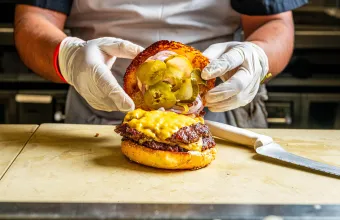 Πότε έγινε τόσο ακριβό το burger; Η νέα πραγματικότητα του αγαπημένου street food