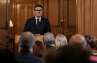 Η Βρετανία διπλασιάζει τον πρόσθετο φόρο των τραπεζών για να στηρίξει 20 εκατ. νοικοκυριά εν μέσω ενεργειακής ακρίβειας