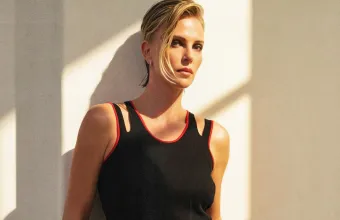 Η Charlize Theron απογείωσε την τάση με τα φαρδιά παντελόνια και τα μικροσκοπικά τοπ στο κόκκινο χαλί
