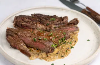 Rib eye με κρεμώδη πιπεράτη σάλτσα, βούτυρο και σκόρδο (ΒΙΝΤΕΟ)