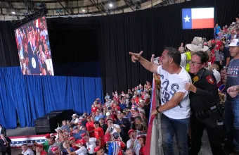 Τραμπ: Διαδηλωτές διέκοψαν πολλές φορές την ομιλία του στο Τέξας
