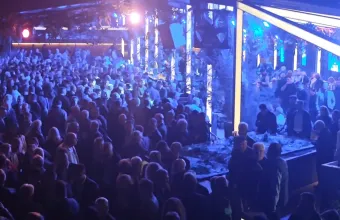 Χιλιάδες στη συγκέντρωση του Νίκου Δένδια σε μπιτς μπαρ στον Άλιμο - Οι πρώτες εικόνες από το πλήθος (Βίντεο)